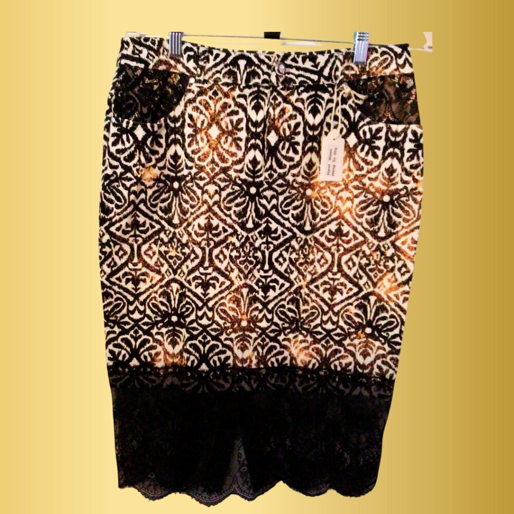 Skirt size 10 Ladies. 15.5 inch waist. 26 inches long Little split in the back.